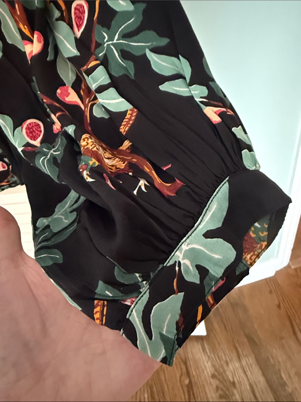 Printfresh Black Botanical V-Neck Blouse NWT - Picture 5 of 8